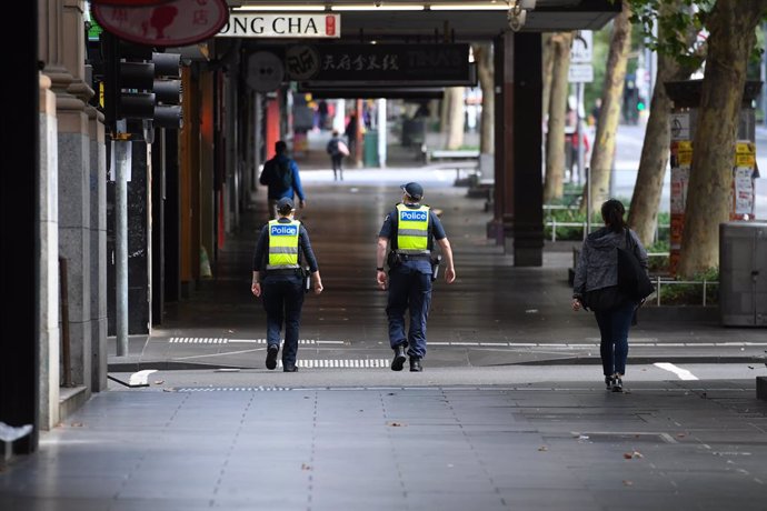 Archivo - Police officers walk up Swanston Street in Melbourne, Saturday, February 13, 2021. Victoria has entered a "short, sharp circuit-breaker" lockdown for five days amid fears the highly infectious UK strain of coronavirus has spread in the communi