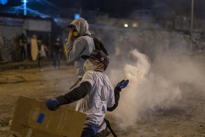 Archivo - Un grupo de manifestantes se enfrenta a la Policía en las pasadas protestas contra el Gobierno de Colombia.