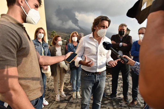 El presidente del Parlamento de Canarias, Gustavo Matos, atiende a los medios de comunicación