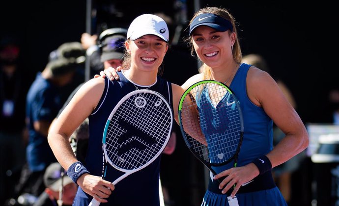 Iga Swiatek y Paula Badosa posan sonrientes antes de su partido en las Finales WTA de Guadalajara