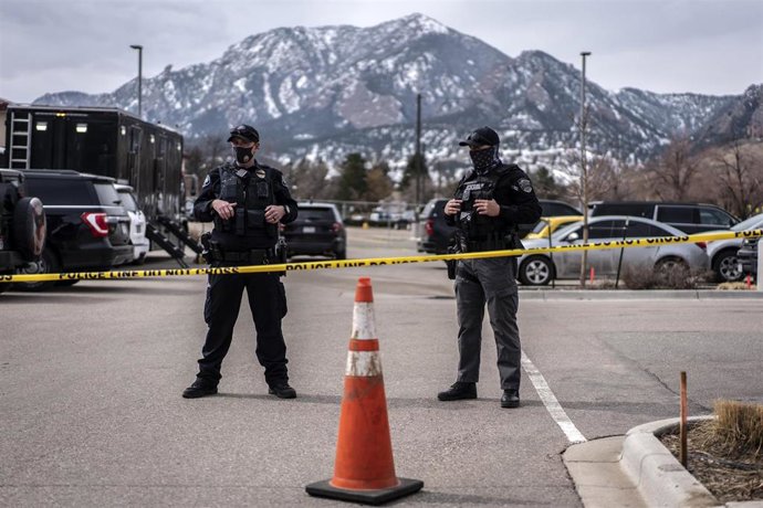 Archivo - Agentes De Policía Vigilan Una De Las Entradas Al Lugar De Un Tiroteo En Una Tienda De Comestibles En Boulder, Colorado.