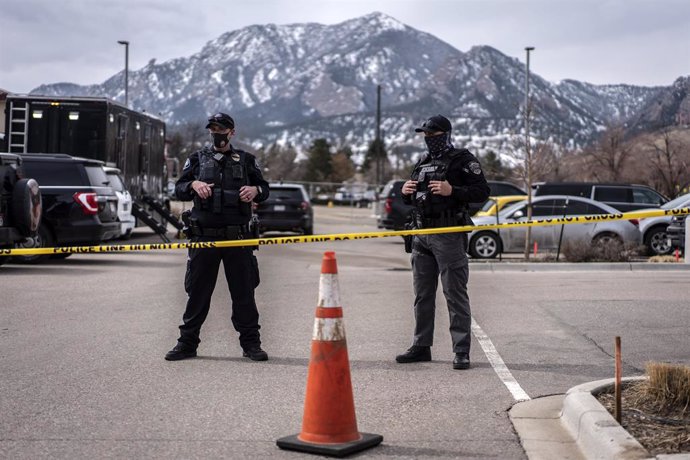 Archivo - Agentes de policía vigilan una de las entradas al lugar de un tiroteo en una tienda de comestibles en Boulder, Colorado.