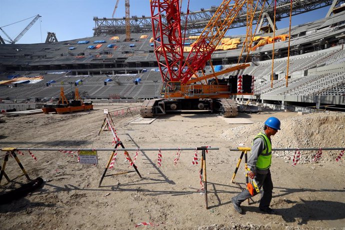 Archivo - Un trabajador durante un recorrido por el estadio en Lusail Stadium el 20 de diciembre de 2019 en Doha, Qatar