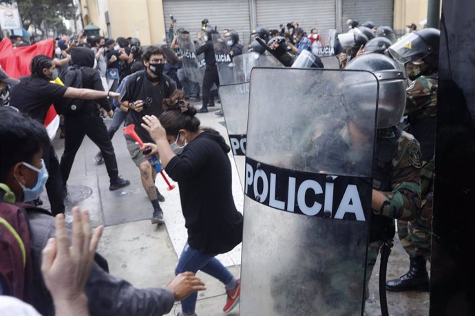 Archivo - Enfrentamientos entre la Policía de Perú y manifestantes durante las protestas por la decisión del Congreso de aprobar la destitución del ya expresidente Martín Vizcarra.