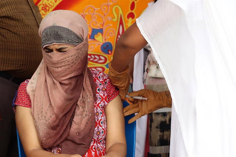 Mujer vacunándose en India