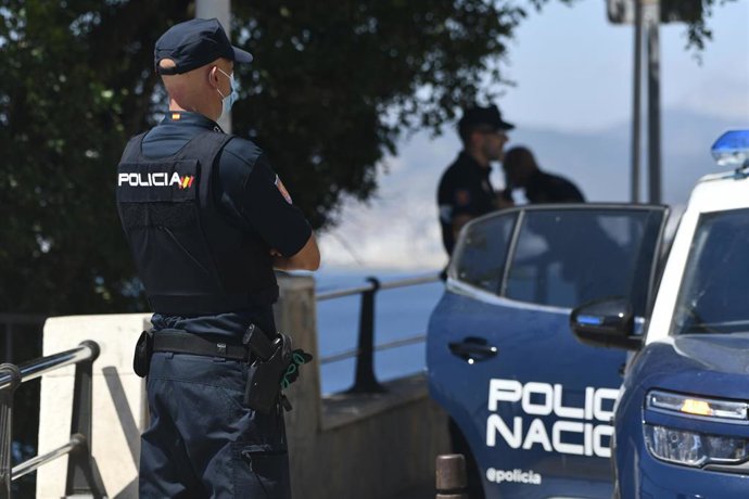 Archivo - Imagen de archivo de un agente de policía nacional en Ceuta