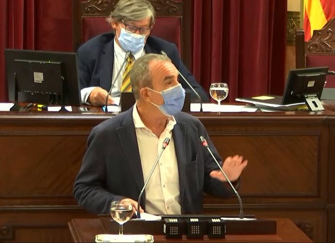 Archivo - El vicepresidente del Govern y conseller de Transición Energética, Sectores Productivos y Memoria Democrática, Juan Pedro Yllanes, durante una intervención en el Parlament.