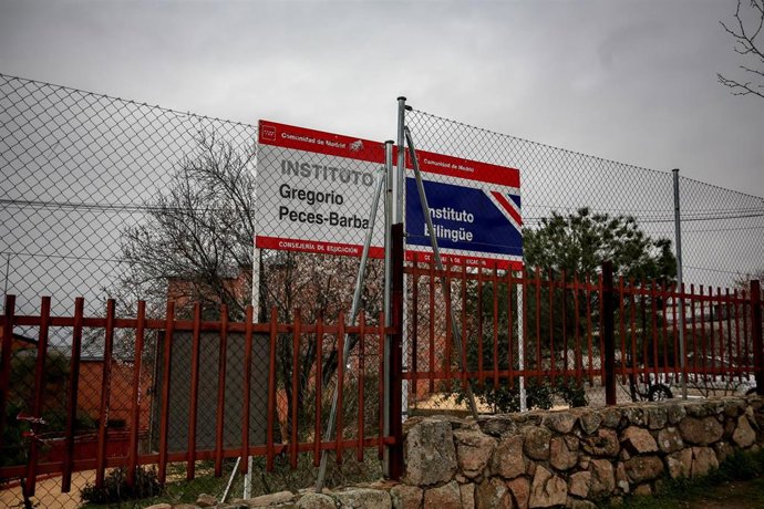 Archivo - Entrada al IES Gregorio Peces-Barba, en Colmenarejo (Madrid)