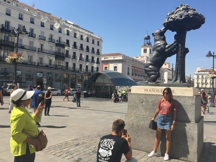 Archivo - Fotos de recurso de una turista haciéndose fotos en la Puerta del Sol, en Madrid 