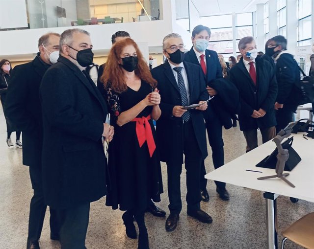 A la izquierda el subdelegado del Gobierno en Burgos, Pedro de la Fuente, junto a la directora del DIHBU, Belén Lanuza, y el delegado territorial de la Junta, Roberto Saiz.