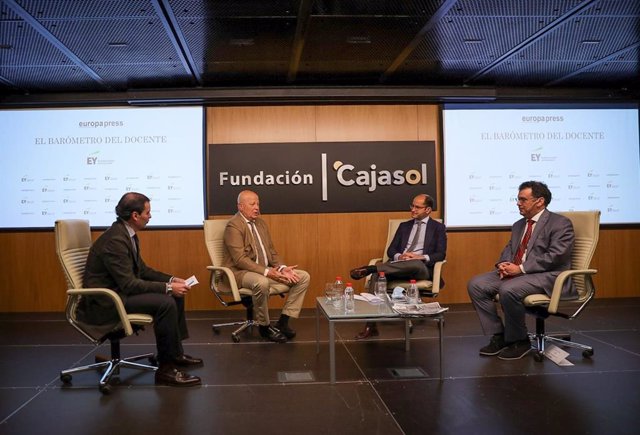 Presentación del I Barómetro del Docente de EY Insights en un encuentro informativo de Europa Press en Sevilla.