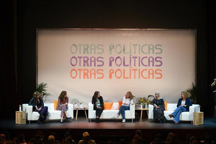 ( La alcaldesa de Barcelona, Ada Colau; la portavoz de Más Madrid, Mónica García; la vicepresidenta valenciana, Mónica Oltra; la vicepresidenta, Yolanda Díaz; y la portavoz del Movimiento por la Dignidad y la Ciudadanía en Ceuta, Fátima Hamed Hossain