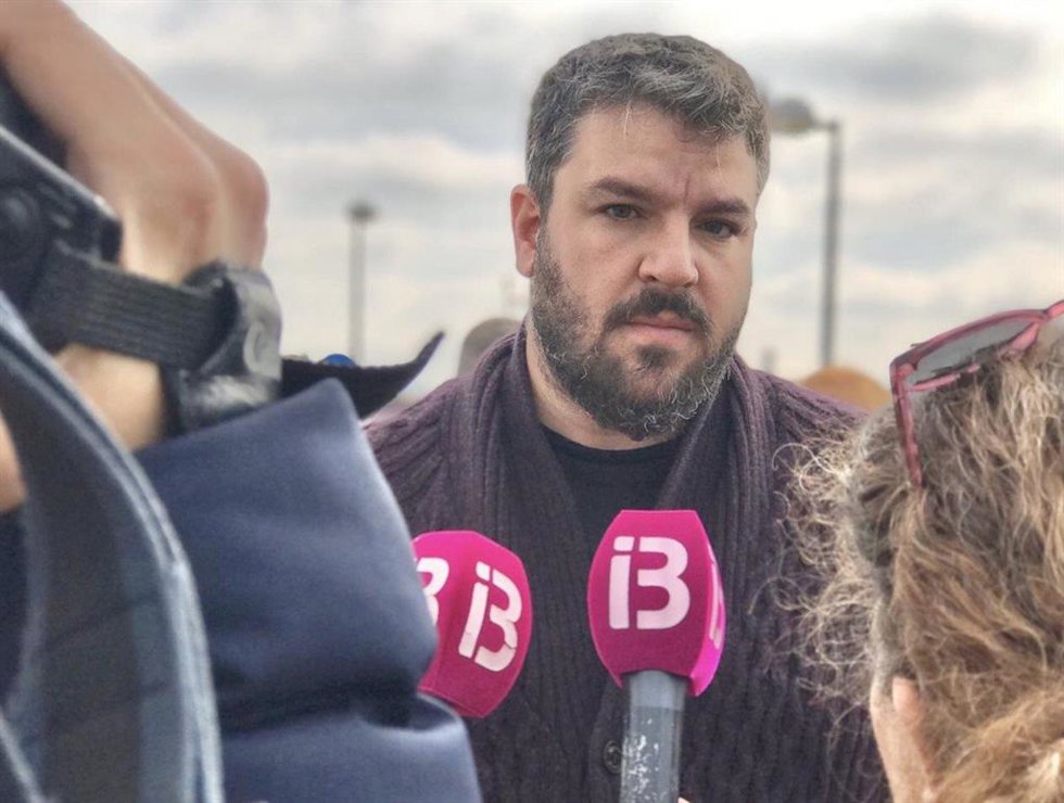 Archivo - El alcalde de Dei, Lluis Apesteguia, en declaraciones a los medios.
