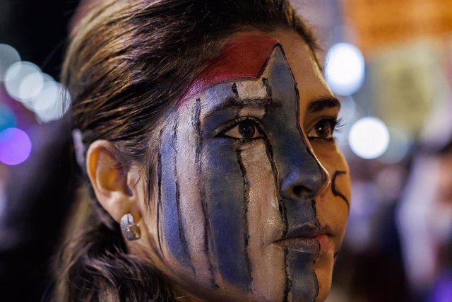 Una persona con la cara pintada en una concentración en Madrid de apoyo a las marchas de Cuba