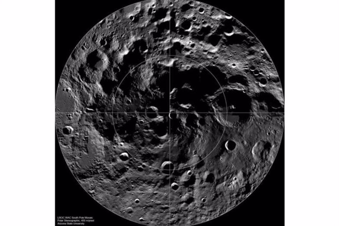 Una vista del polo sur lunar, donde se encuentran las trampas frías de dióxido de carbono recientemente confirmadas. Las misiones futuras en la Luna pueden apuntar a esta región para obtener más información sobre los recursos que pueden existir allí.