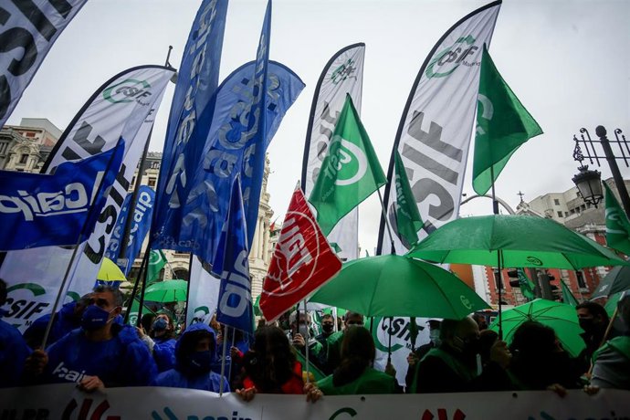 Archivo - Varios funcionarios de prisiones durante una concentración ante la Secretaría General de Instituciones Penitenciarias en Madrid el 22 de abril de 2021 