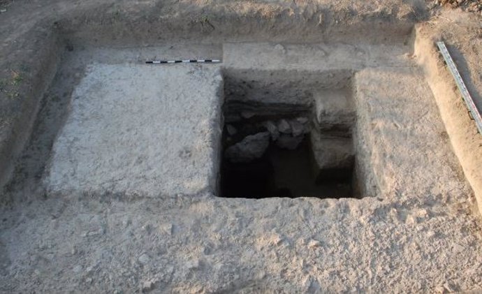 La trinchera de excavación muestra un pilar del acueducto inacabado.