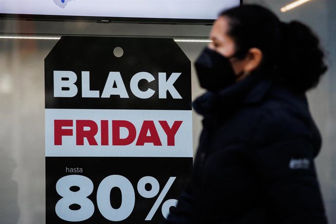 Un comercio anuncia descuentos del 80% por el Black Friday, a 12 de noviembre de 2021, en Madrid (España). 