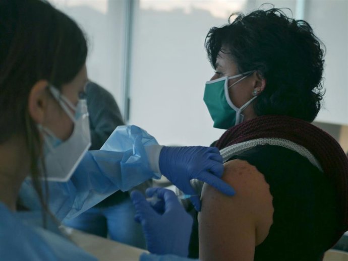 Archivo - Vacunación a una profesional de una residencia para personas con discapacidad intelectual en Catalunya, en una imagen del 14 de enero del 2021.
