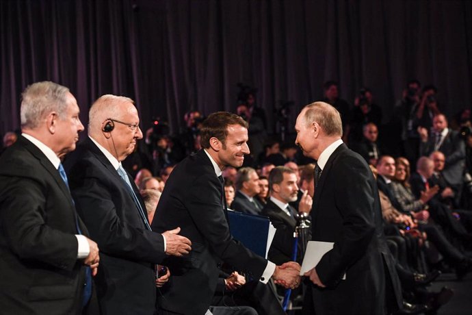 Archivo - Imagen de archivo de los presidentes de Francia y Rusia, Emmanuel Macron y Vladimir Putin.
