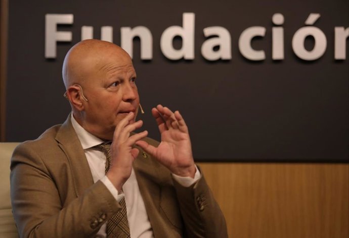 El consejero de Educación y Deporte de la Junta de Andalucía, Javier Imbroda, en un encuentro informativo organizado por Europa Press este martes en la Fundación Cajasol, en Sevilla.