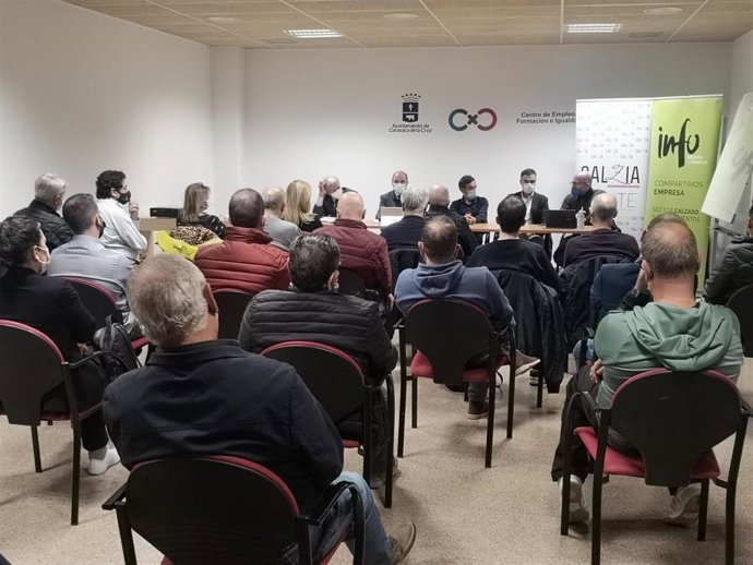 El director del INFO, Joaquín Gómez, reunido con los representantes de la Asociación de Industrias del Calzado y la Alpargata del Noroeste (Calzia)