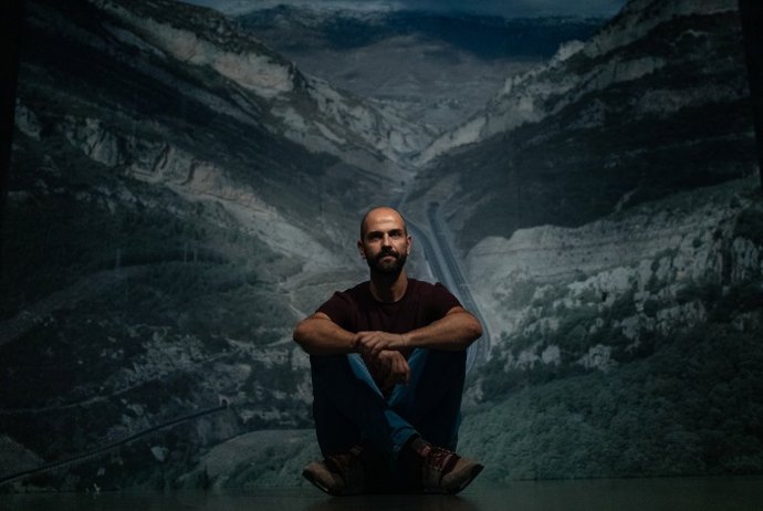 Eduardo Marco Miranda delante de una de sus obras.