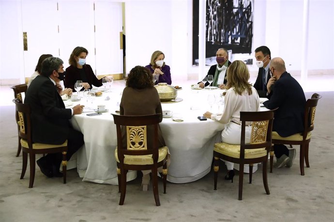 El presidente del Gobierno, Pedro Sánchez (c), acompañado de otros miembros del Ejecutivo, recibe a los secretarios generales de UGT, Pepe Álvarez (5i), y de CCOO, Unai Sordo (4i), en el Palacio de la Moncloa, a 16 de noviembre de 2021, en Madrid.