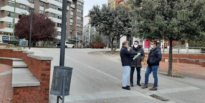 En El Centro De La Imagen El Concejal De Licencias Y Obras De Burgos, Miguel Balbás, En Una Visita A La Plaza Enrique III.
