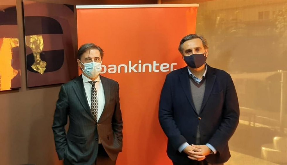 El subdirector general de Bankinter y director territorial de Murcia, Comunitat Valenciana e Islas Baleares, Antonio Berdiel, y el presidente de Anpier, Miguel Ángel Martínez-Aroca, durante la firma de un acuerdo para financiar proyectos fotovoltaicos