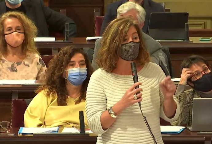 La presidenta del Govern, Francina Armengol, durante el pleno.
