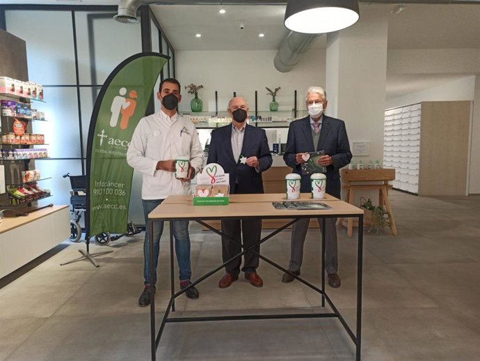 De izquierda a derecha, Daniel Barrachina, vocal del MICOF; Tomár Trénor, presidente de Contra el Cáncer Valencia y el doctor Llombart, vicepresidente