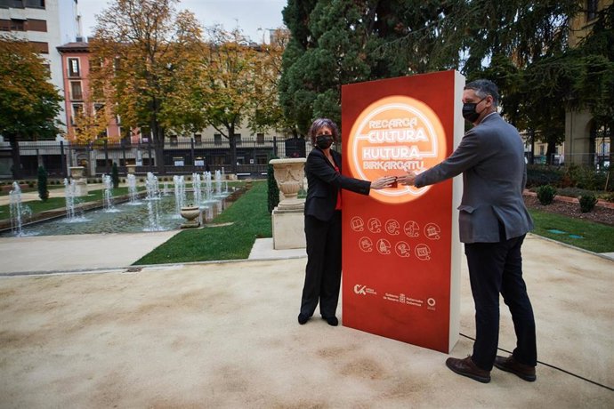 La consejera Esnaola y el director general Ignacio Apezteguía junto al totem que simboliza la campaña "Recarga Cultura".