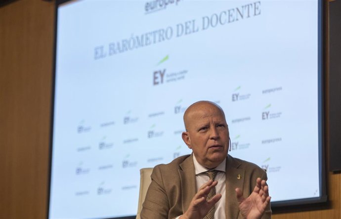 El consejero de Educación y Deporte, Javier Imbroda, durante su intervención primera edición del 'Barómetro del Docente' presentado por EY,  en el encuentro iinformativo organizado por Europa Press. A 16 de noviembre de 2021, en Sevilla (Andalucía, Espa