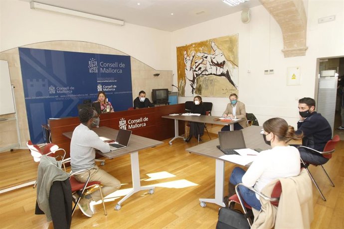 Archivo - Reunión de la Comisión Política de Explotación Sexual Infantil del Consell de Mallorca.