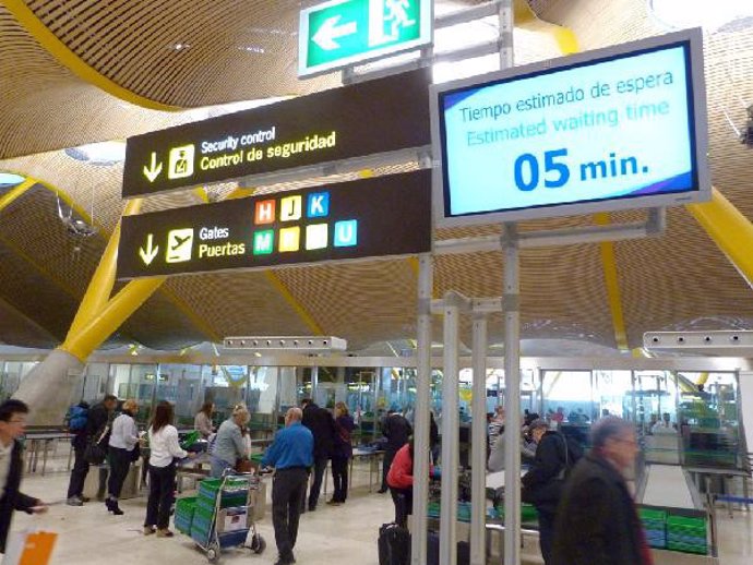 Archivo - Imagen de las puertas e embarque para tomar un vuelo en el Aeropuerto Adolfo Suárez-Madrid Barajas.