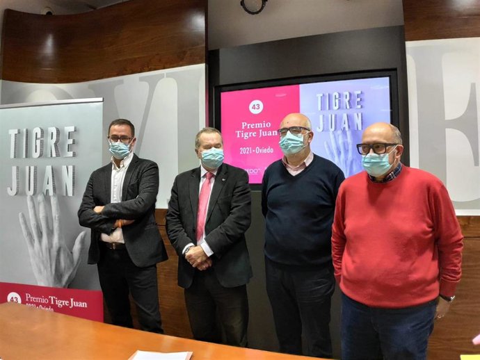 El concejal de Cultura, José Luis Costillas (Cs); el presidente de la asociación Tribuna Ciudadana, Pedro Sánchez; el presidente del jurado, Fernando Menéndez; y el coordinador del jurado, Javier Gámez.