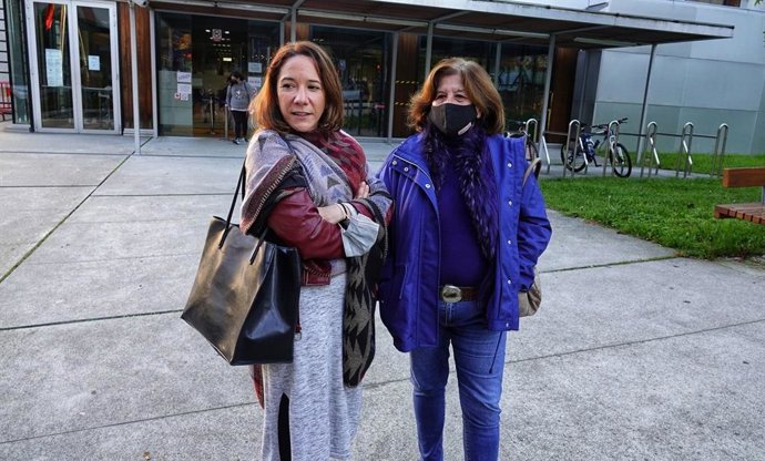 La hermana y la madre de Déborah Fernández-Cervera, Rosa Fernández-Cervera y Rosa Neira, frente a la Comisaría de Vigo en el día en que han sido citadas una treintena de personas para la toma voluntaria de muestras de ADN.