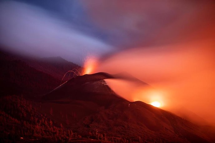Nube de ceniza y lava que salen del volcán de Cumbre Vieja, a 12 de noviembre de 2021, en Tacande de Abajo, Santa Cruz de Tenerife, Canarias, (España). Según el satélite Copernicus, que ha actualizado el monitoreo de la zona del volcán de La Palma, la l