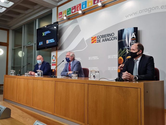 Víctor Nogués, Joaquín Olona y Adolfo Aragonés, en la presentación de la campaña 'Naturalmente unidos por Aragón'.