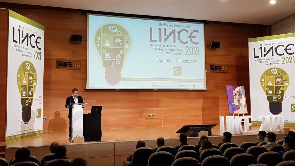 Reyes interviene en el Foro Lince.