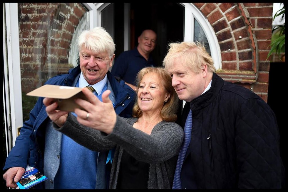 Archivo - Boris Johnson junto a su padre, Stanley, se hacen una foto con una votante conservadora.