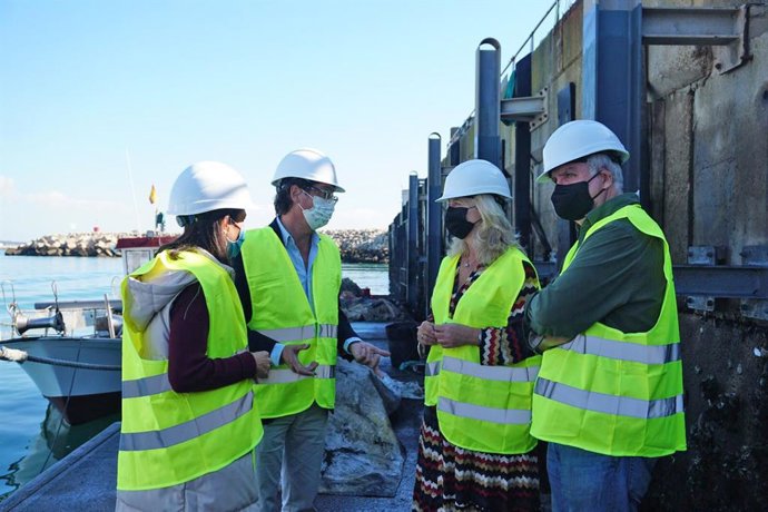 La delegada territorial de Fomento, Infraestructuras y Ordenación del Territorio de la Junta en Cádiz, Mercedes Colombo, durante su visita al Puerto de Rota.