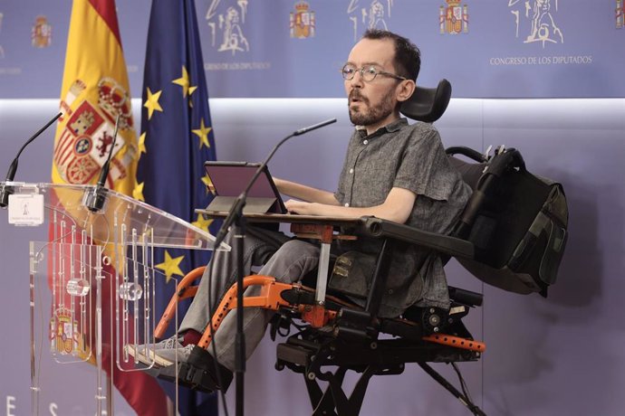 El portavoz de Unidas Podemos, Pablo Echenique, interviene en una rueda de prensa.