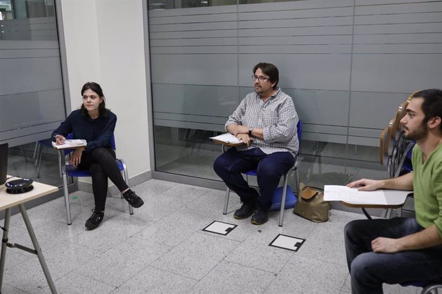 Archivo - Tres alumnos reciben una clase de inglés en una academia en Madrid