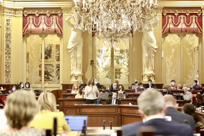 La presidenta del Govern, Francina Armengol, en el pleno del Parlament.
