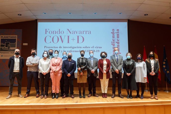 La presidenta de Navarra, María Chivite, el consejero de Universidad, Innovación y Transformación Digital, Juan Cruz Cigudosa; la consejera de Derechos Sociales, Mari Carmen Maeztu y resto de participantes del homenaje al personal investigador.