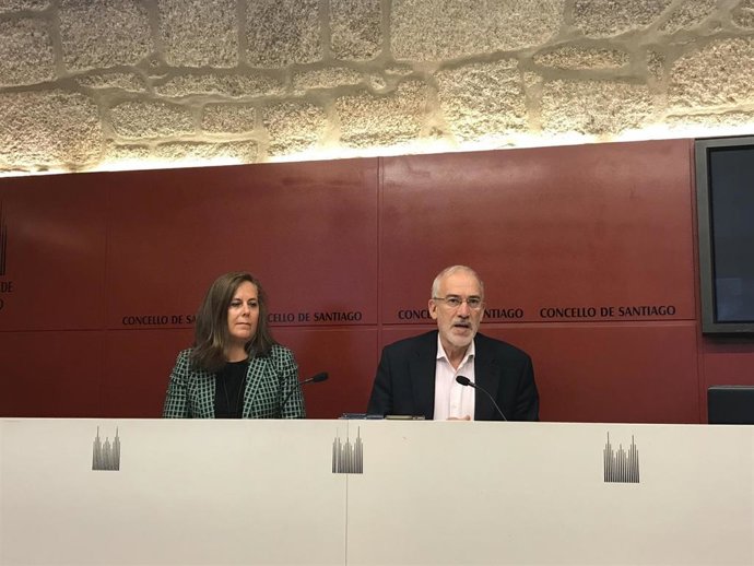 Archivo - El concejal de Turismo compostelano, Sindo Guinarte, y la gerente de Turismo de Santiago, Flavia Ramil, durante la rueda de prensa.