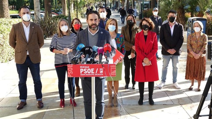 El portavoz municipal del PSOE, Daniel Pérez, y ediles socialistas en rueda de prensda