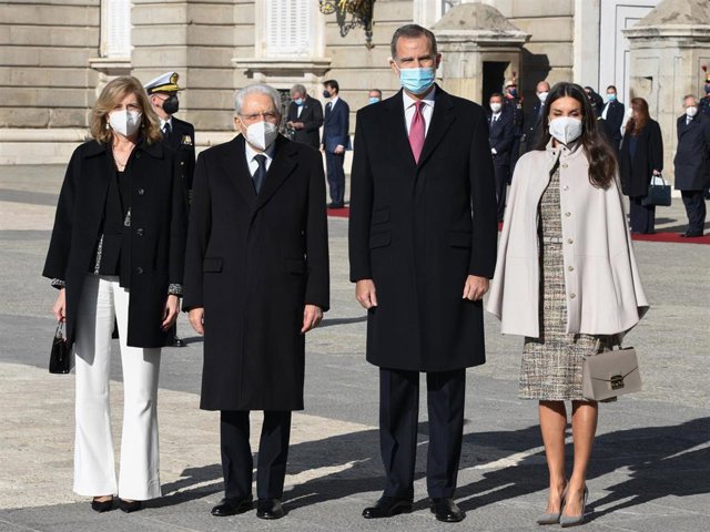 Los Reyes Felipe y Letizia con el presidente de la República de Italia, Sergio Mattarella, y su hija Laura, que ejerce de primera dama desde el año 2015